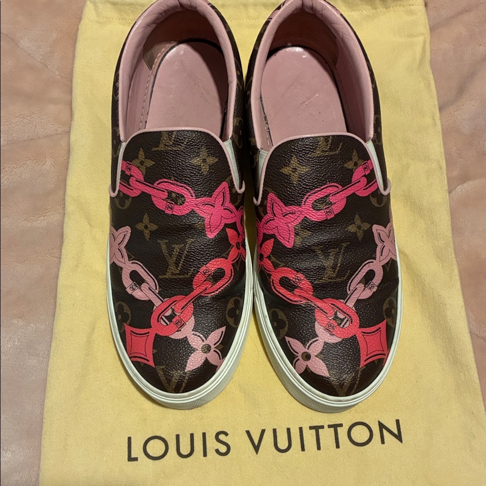 Louis Vuitton logo sneakers. - Picture 4 of 10